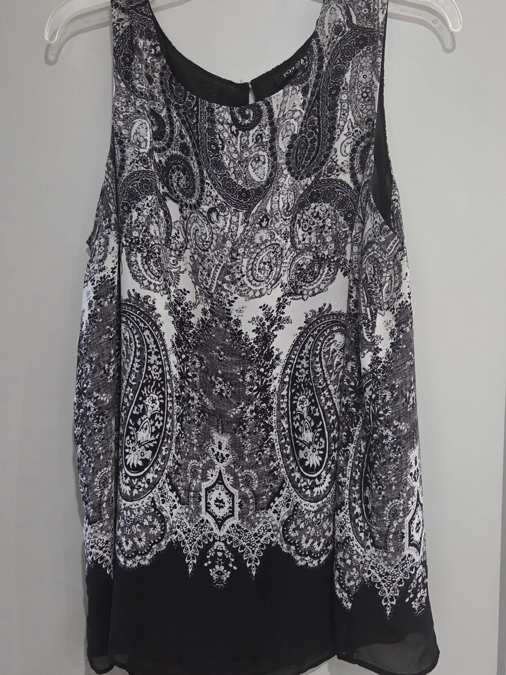 Roz & Ali Sleeveless Black & White Paisley Print Women’s Top / Size 1X